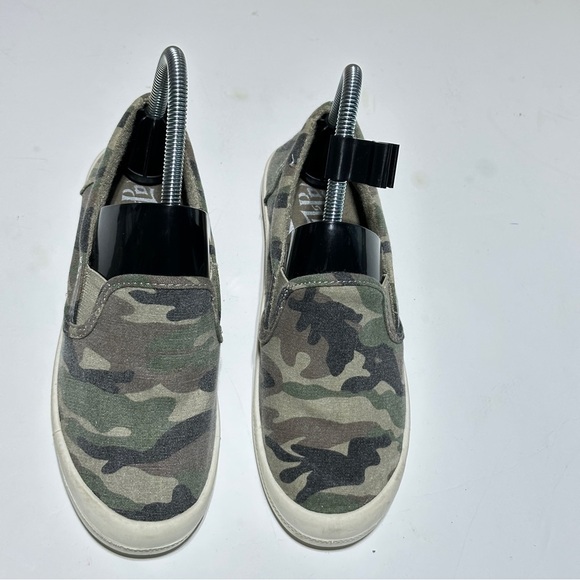 Other - Women’s Malibu Camouflage Slip-On Sneakers Size 6